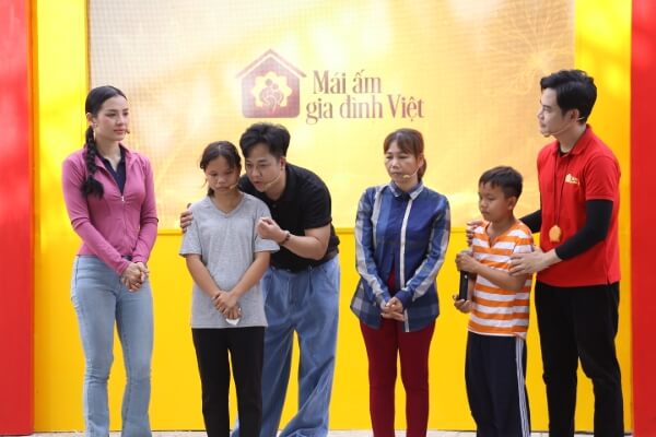 Phương Trinh Jolie bật khóc khi thấy hình ảnh tuổi thơ mình trong cô bé mồ côi ở “Mái ấm gia đình Việt”
