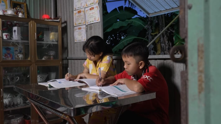 Phương Trinh Jolie bật khóc khi thấy hình ảnh tuổi thơ mình trong cô bé mồ côi ở “Mái ấm gia đình Việt”