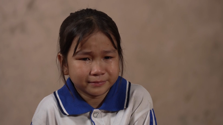Lâm Vỹ Dạ, Đinh Mạnh Ninh và Bảo Hân nghẹn ngào trước hoàn cảnh cô bé bị suy tuyến yên, học lớp 8 nhưng chỉ nặng 15kg