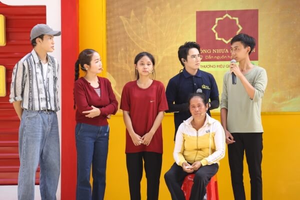 Ốc Thanh Vân, Huỳnh Lập và Tiêu Minh Phụng rơi nước mắt trước nghị lực các em nhỏ mồ côi