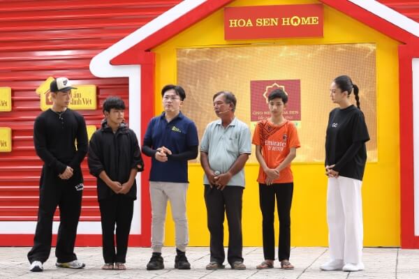 Hoa hậu Phương Linh và rapper Wean xúc động trước nghị lực của hai em nhỏ trong Mái ấm gia đình Việt