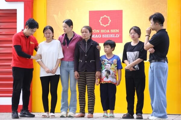 Phương Trinh Jolie bật khóc khi thấy hình ảnh tuổi thơ mình trong cô bé mồ côi ở “Mái ấm gia đình Việt”