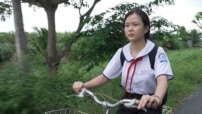 Phương Trinh Jolie bật khóc khi thấy hình ảnh tuổi thơ mình trong cô bé mồ côi ở “Mái ấm gia đình Việt”