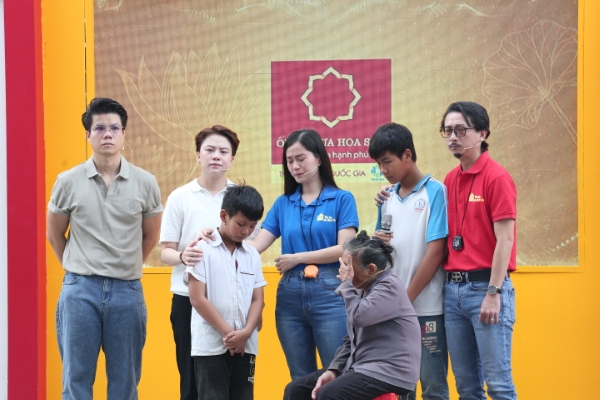 Lâm Vỹ Dạ, Đinh Mạnh Ninh và Bảo Hân nghẹn ngào trước hoàn cảnh cô bé bị suy tuyến yên, học lớp 8 nhưng chỉ nặng 15kg