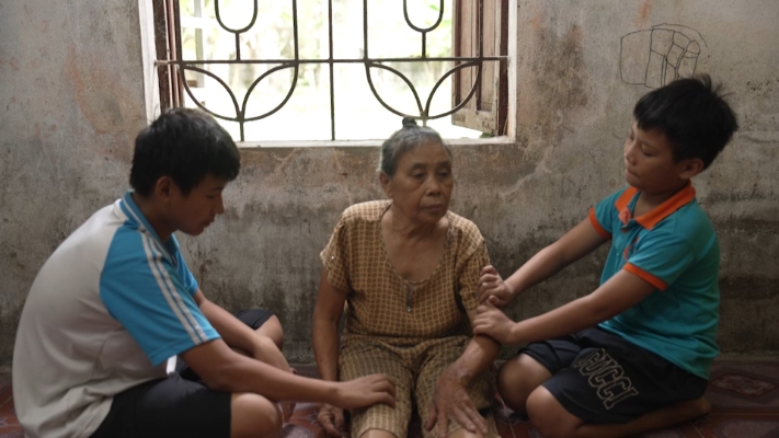 Lâm Vỹ Dạ, Đinh Mạnh Ninh và Bảo Hân nghẹn ngào trước hoàn cảnh cô bé bị suy tuyến yên, học lớp 8 nhưng chỉ nặng 15kg