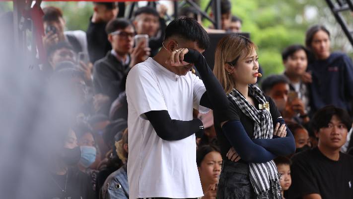 MisThy rơi nước mắt khi cô bé 10 tuổi hỏi: “Không biết mẹ có thương con không?”