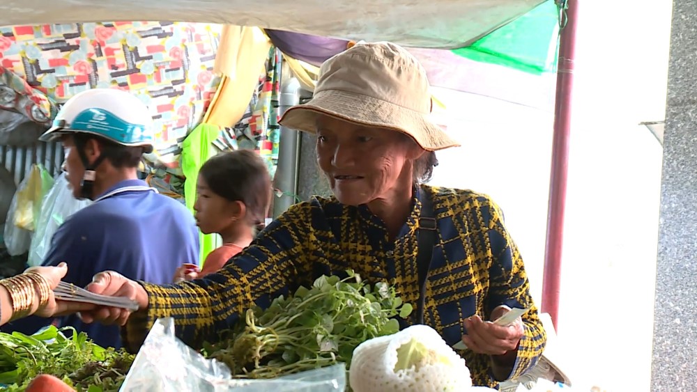 NSƯT Ốc Thanh Vân bật khóc: “Là mẹ thì không được bỏ con, dù với bất cứ lý do gì”
