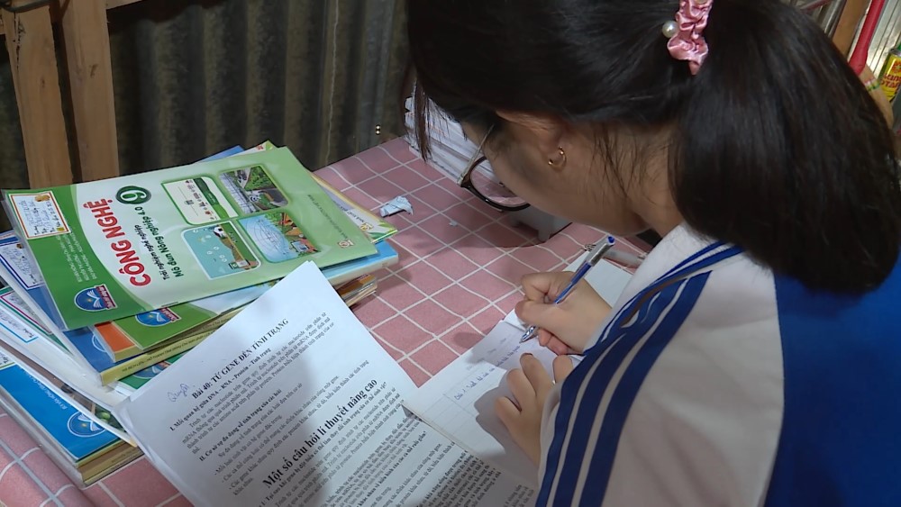 NSƯT Ốc Thanh Vân bật khóc: “Là mẹ thì không được bỏ con, dù với bất cứ lý do gì”