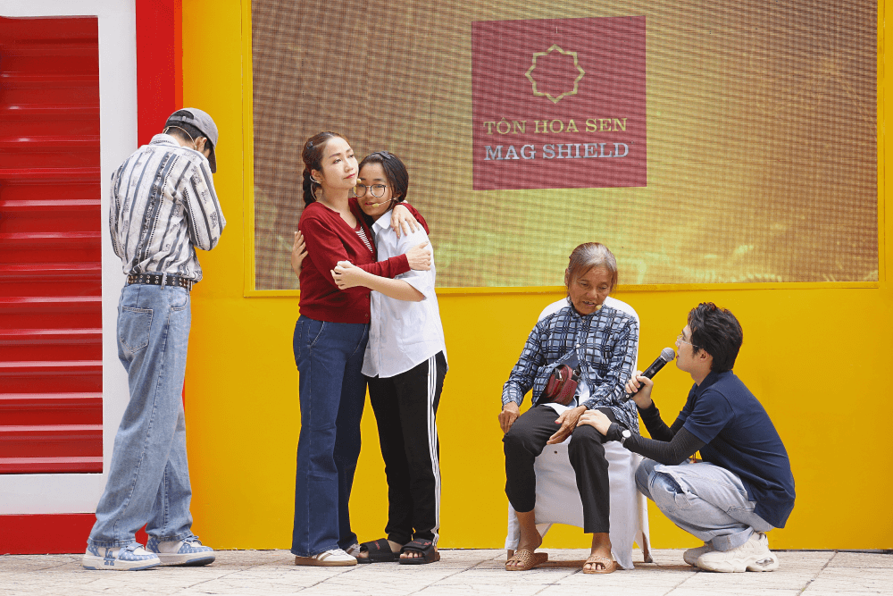 NSƯT Ốc Thanh Vân bật khóc: “Là mẹ thì không được bỏ con, dù với bất cứ lý do gì”