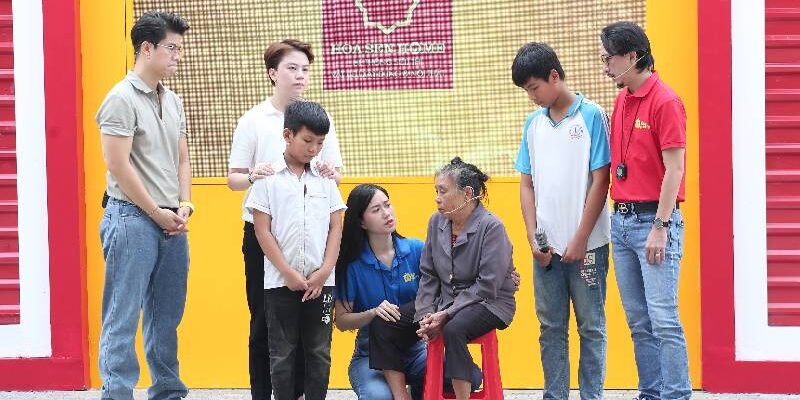 Lâm Vỹ Dạ, Đinh Mạnh Ninh và Bảo Hân nghẹn ngào trước hoàn cảnh cô bé bị suy tuyến yên, học lớp 8 nhưng chỉ nặng 15kg