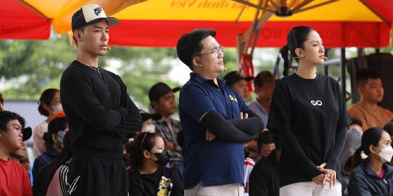 Hoa hậu Phương Linh và rapper Wean xúc động trước nghị lực của hai em nhỏ trong Mái ấm gia đình Việt