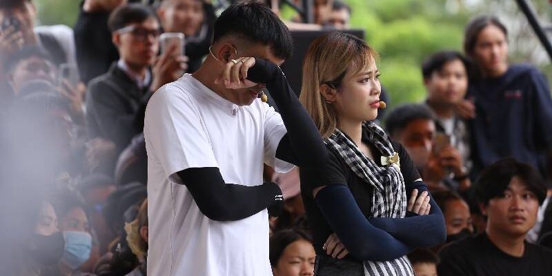 MisThy rơi nước mắt khi cô bé 10 tuổi hỏi: “Không biết mẹ có thương con không?”