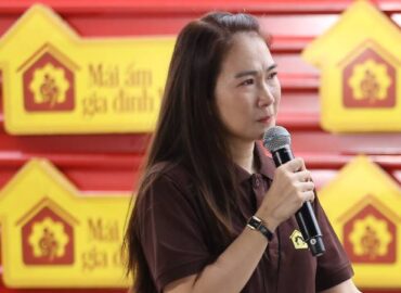 MC Thanh Thảo bật khóc trước bé gái mồ côi chưa từng biết mặt cha