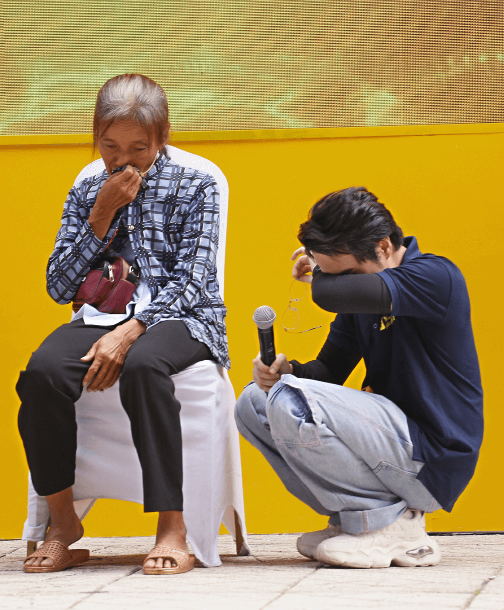 NSƯT Ốc Thanh Vân bật khóc: “Là mẹ thì không được bỏ con, dù với bất cứ lý do gì”