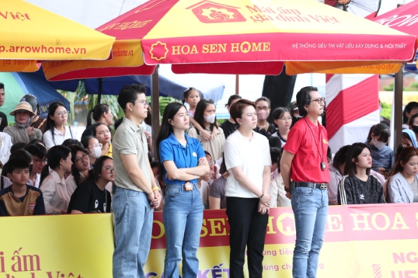 Lâm Vỹ Dạ, Đinh Mạnh Ninh và Bảo Hân nghẹn ngào trước hoàn cảnh cô bé bị suy tuyến yên, học lớp 8 nhưng chỉ nặng 15kg