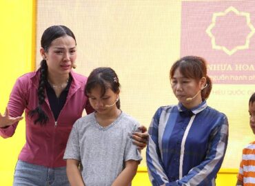 Phương Trinh Jolie bật khóc khi thấy hình ảnh tuổi thơ mình trong cô bé mồ côi ở “Mái ấm gia đình Việt”