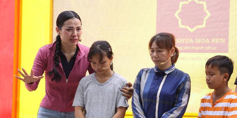 Phương Trinh Jolie bật khóc khi thấy hình ảnh tuổi thơ mình trong cô bé mồ côi ở “Mái ấm gia đình Việt”
