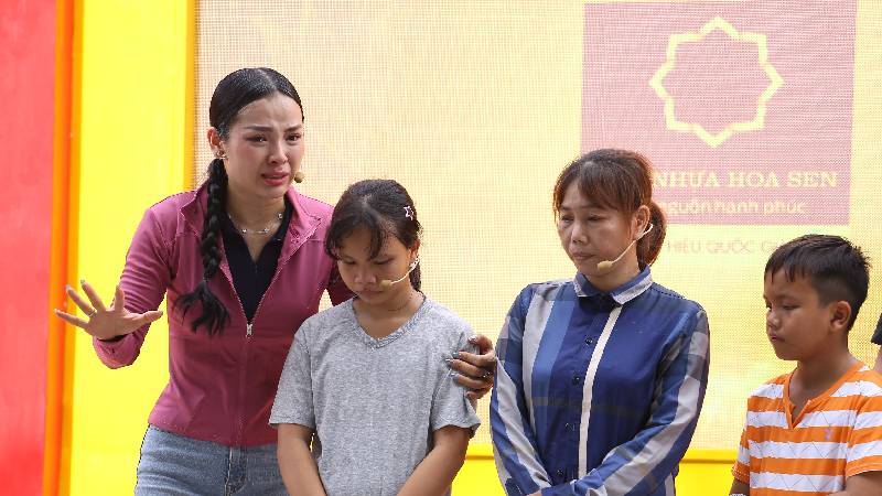 Phương Trinh Jolie bật khóc khi thấy hình ảnh tuổi thơ mình trong cô bé mồ côi ở “Mái ấm gia đình Việt”