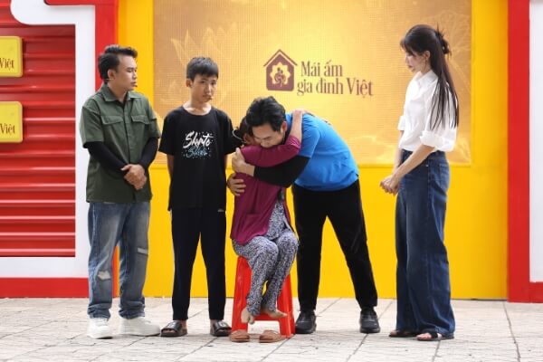 Chế Nguyễn Quỳnh Châu, Hồ Phi Nal bật khóc trước đôi vợ chồng khuyết tật sớm hôm bán vé số nuôi con ăn học