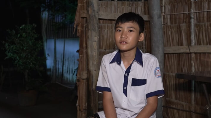 Chế Nguyễn Quỳnh Châu, Hồ Phi Nal bật khóc trước đôi vợ chồng khuyết tật sớm hôm bán vé số nuôi con ăn học