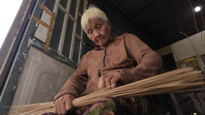 Đại Nghĩa và Lê Hạ Anh nghẹn lòng trước bà cụ tuổi gần 80, đôi tay run rẩy vẫn là trụ cột duy nhất của cả nhà