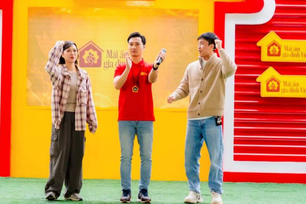 Diệu Nhi khóc nức nở trước cảnh người mẹ trẻ gồng gánh nuôi gia đình 5 người