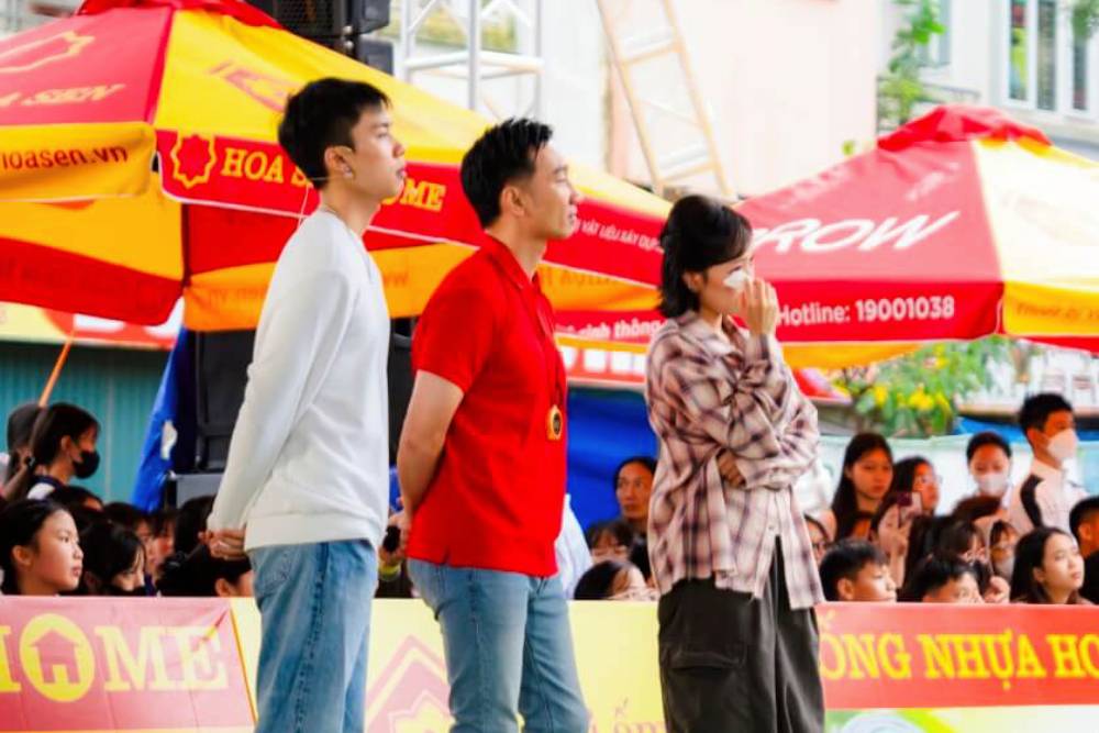 Diệu Nhi khóc nức nở trước cảnh người mẹ trẻ gồng gánh nuôi gia đình 5 người