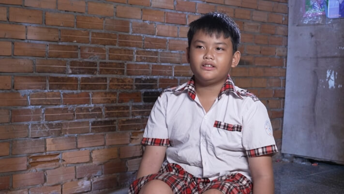 Chế Nguyễn Quỳnh Châu, Hồ Phi Nal bật khóc trước đôi vợ chồng khuyết tật sớm hôm bán vé số nuôi con ăn học