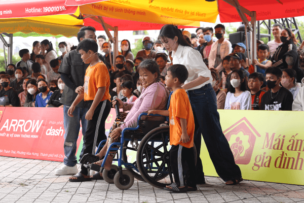 Chế Nguyễn Quỳnh Châu, Hồ Phi Nal bật khóc trước đôi vợ chồng khuyết tật sớm hôm bán vé số nuôi con ăn học