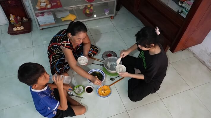 Đại Nghĩa và Lê Hạ Anh nghẹn lòng trước bà cụ tuổi gần 80, đôi tay run rẩy vẫn là trụ cột duy nhất của cả nhà