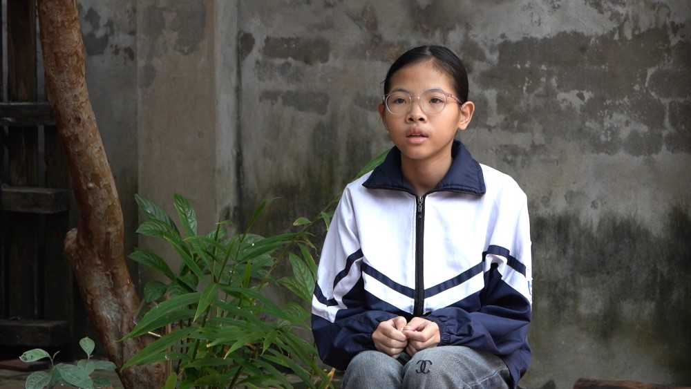 Diệu Nhi khóc nức nở trước cảnh người mẹ trẻ gồng gánh nuôi gia đình 5 người