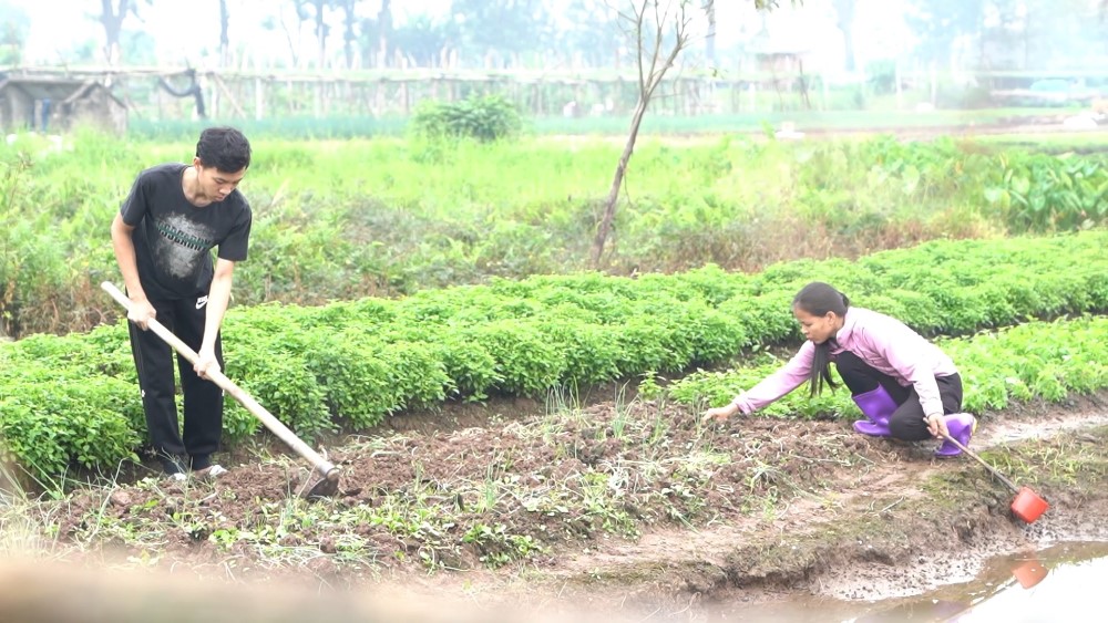 Diệu Nhi khóc nức nở trước cảnh người mẹ trẻ gồng gánh nuôi gia đình 5 người