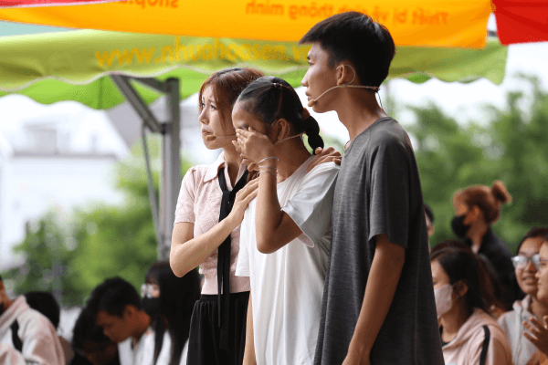 Lâm Hùng và Trang Pháp chi gần 100 triệu đồng hỗ trợ các hoàn cảnh khó khăn