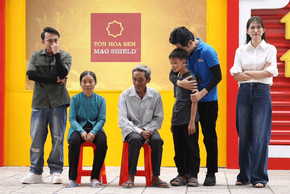 Chế Nguyễn Quỳnh Châu và ca sĩ Hồ Phi Nal góp sức mang về 100 triệu đồng cho trẻ em mồ côi