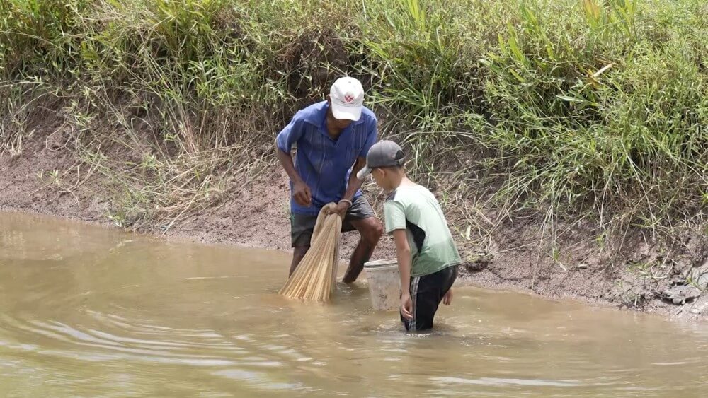 Chế Nguyễn Quỳnh Châu và ca sĩ Hồ Phi Nal góp sức mang về 100 triệu đồng cho trẻ em mồ côi
