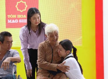 Đại Nghĩa và Lê Hạ Anh nghẹn lòng trước bà cụ tuổi gần 80, đôi tay run rẩy vẫn là trụ cột duy nhất của cả nhà