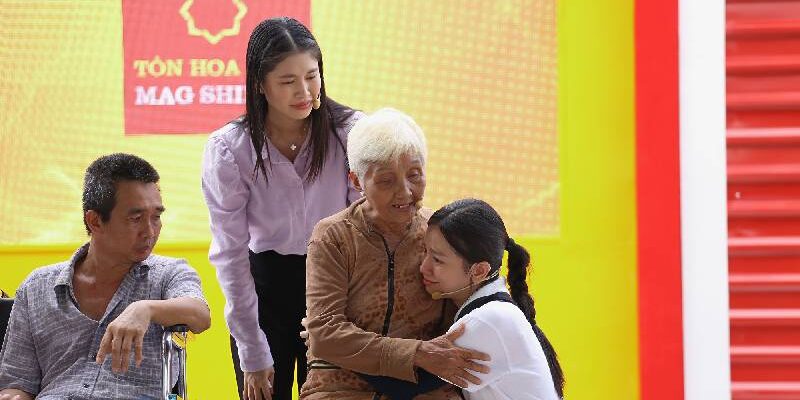 Đại Nghĩa và Lê Hạ Anh nghẹn lòng trước bà cụ tuổi gần 80, đôi tay run rẩy vẫn là trụ cột duy nhất của cả nhà