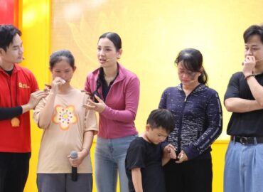 Quách Tuấn Du xúc động nhớ tuổi thơ đi bán bánh dạo, đồng cảm với cô bé mồ côi ở “Mái ấm gia đình Việt”