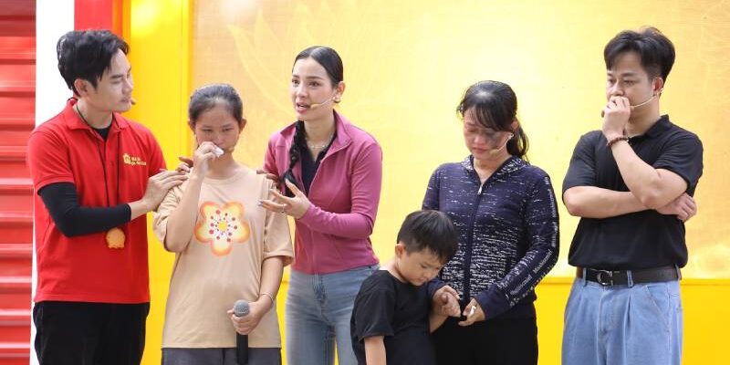 Quách Tuấn Du xúc động nhớ tuổi thơ đi bán bánh dạo, đồng cảm với cô bé mồ côi ở “Mái ấm gia đình Việt”