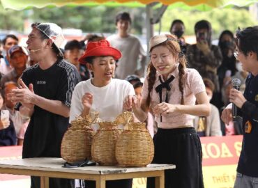 Lâm Hùng và Trang Pháp chi gần 100 triệu đồng hỗ trợ các hoàn cảnh khó khăn