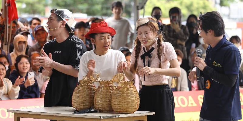 Lâm Hùng và Trang Pháp chi gần 100 triệu đồng hỗ trợ các hoàn cảnh khó khăn