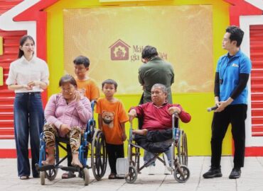 Chế Nguyễn Quỳnh Châu, Hồ Phi Nal bật khóc trước đôi vợ chồng khuyết tật sớm hôm bán vé số nuôi con ăn học