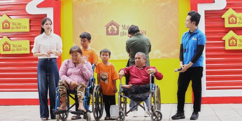 Chế Nguyễn Quỳnh Châu, Hồ Phi Nal bật khóc trước đôi vợ chồng khuyết tật sớm hôm bán vé số nuôi con ăn học