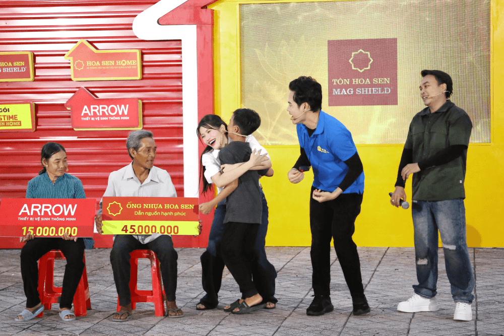 Chế Nguyễn Quỳnh Châu và ca sĩ Hồ Phi Nal góp sức mang về 100 triệu đồng cho trẻ em mồ côi