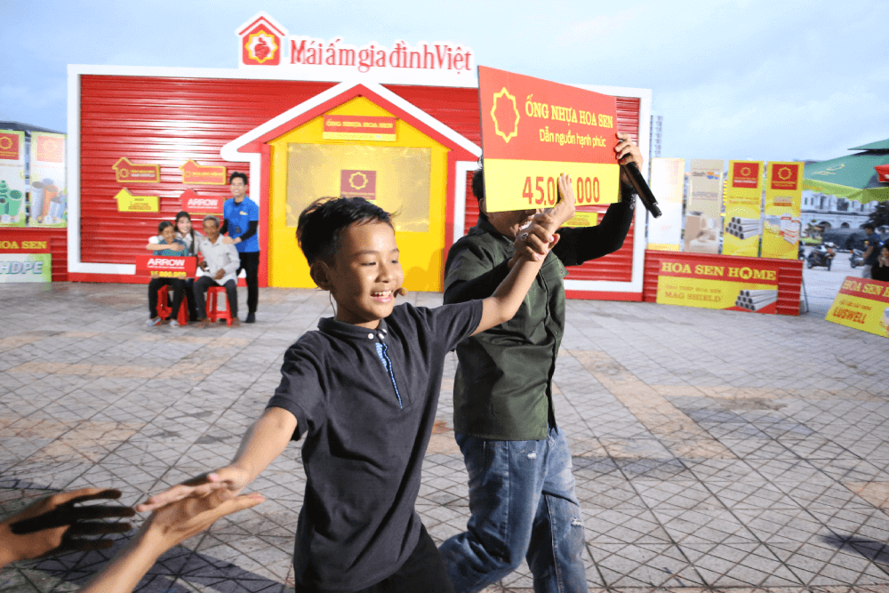 Chế Nguyễn Quỳnh Châu và ca sĩ Hồ Phi Nal góp sức mang về 100 triệu đồng cho trẻ em mồ côi