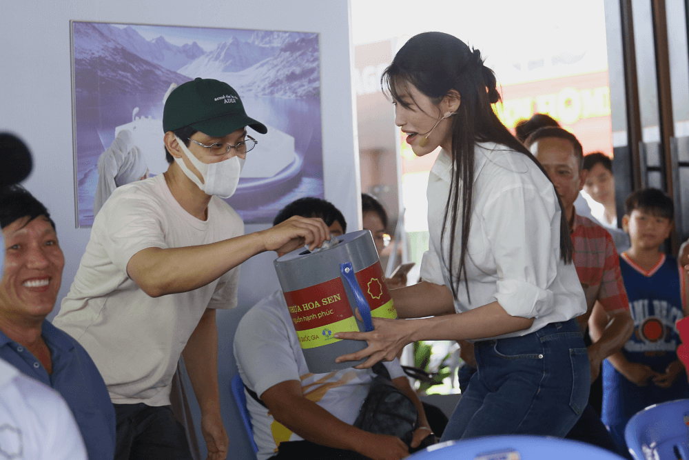 Chế Nguyễn Quỳnh Châu và ca sĩ Hồ Phi Nal góp sức mang về 100 triệu đồng cho trẻ em mồ côi