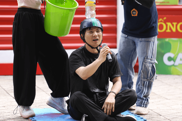 Lâm Hùng và Trang Pháp chi gần 100 triệu đồng hỗ trợ các hoàn cảnh khó khăn