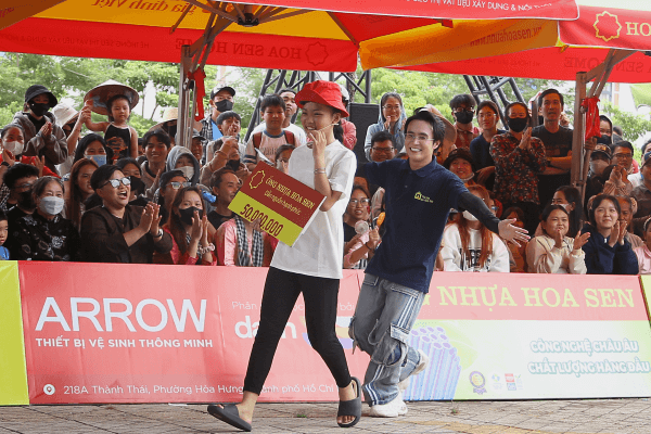 Lâm Hùng và Trang Pháp chi gần 100 triệu đồng hỗ trợ các hoàn cảnh khó khăn