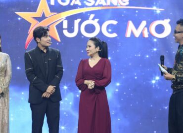 NSƯT Vân Khánh dành tràng pháo tay không ngớt cho phần song ca ăn ý của Hoàng Thái và ca, nhạc sĩ Bảo Kun