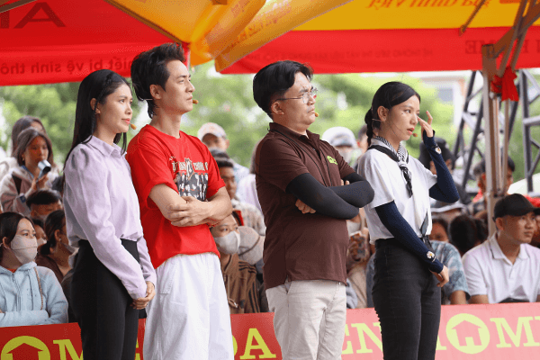 Đại Nghĩa và Lê Hạ Anh nghẹn lòng trước bà cụ tuổi gần 80, đôi tay run rẩy vẫn là trụ cột duy nhất của cả nhà